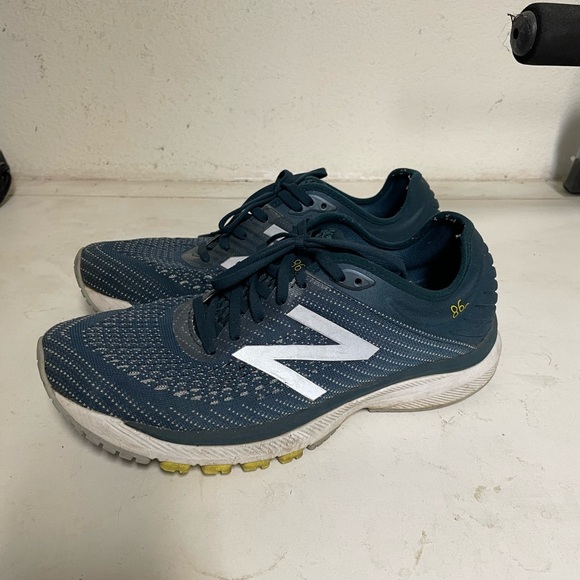Used New Balance 860 9.5 - Picture 2 of 3